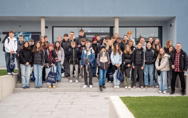 Gruppenfoto der Sch&uuml;lerinnen und Sch&uuml;ler der Realschule Vohenstrau&szlig; mit PSZ-Taschen vor dem Firmengeb&auml;ude