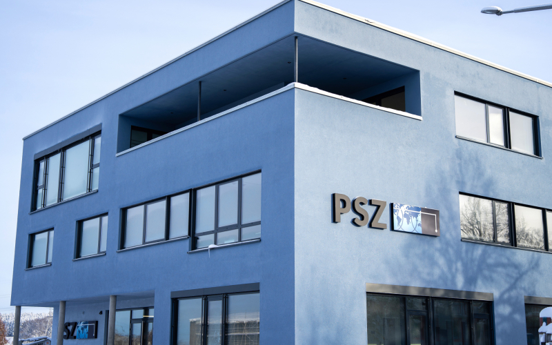 Das neue Verwaltungsgeb&auml;ude mit PSZ-Logo an der blauen Fassade