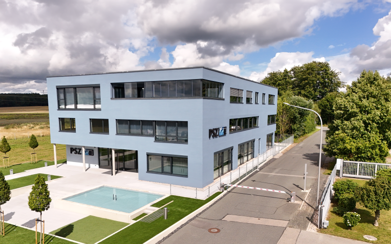 B&uuml;rogeb&auml;ude der PSZ electronic mit Wasserbecken und Zufahrt, aus erh&ouml;hter Perspektive