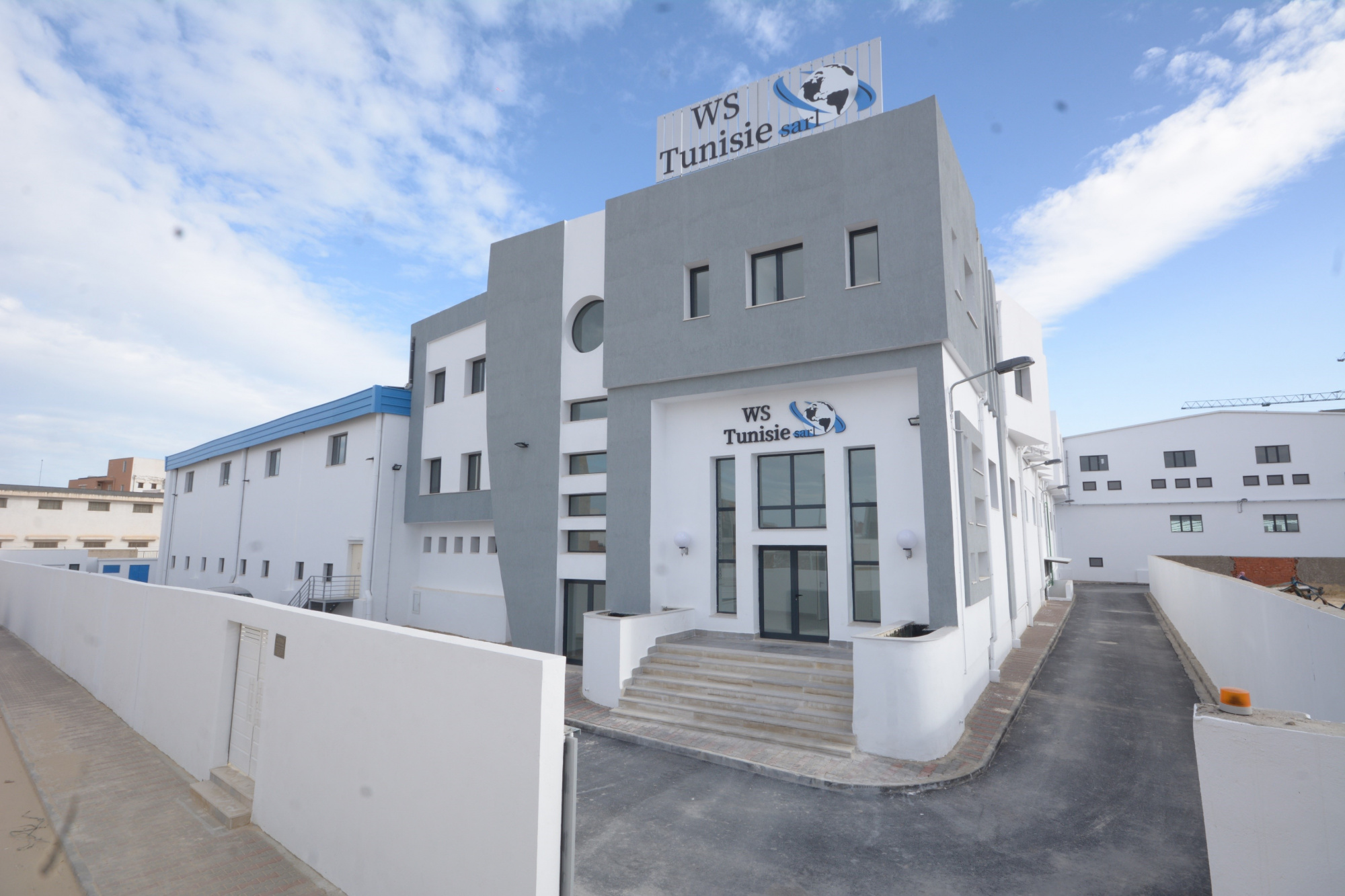 Gebäude der WS Tunisie in Bouhjar mit Eingangstreppe und Zufahrt